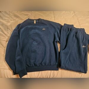 ALO Yoga Accolade Sweatshirt And Sweatpant Set Eclipse Blue